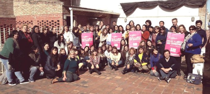 Representantes de colegios profesionales en servicio social marcharon en Córdoba y reclaman que se declare la emergencia nacional.